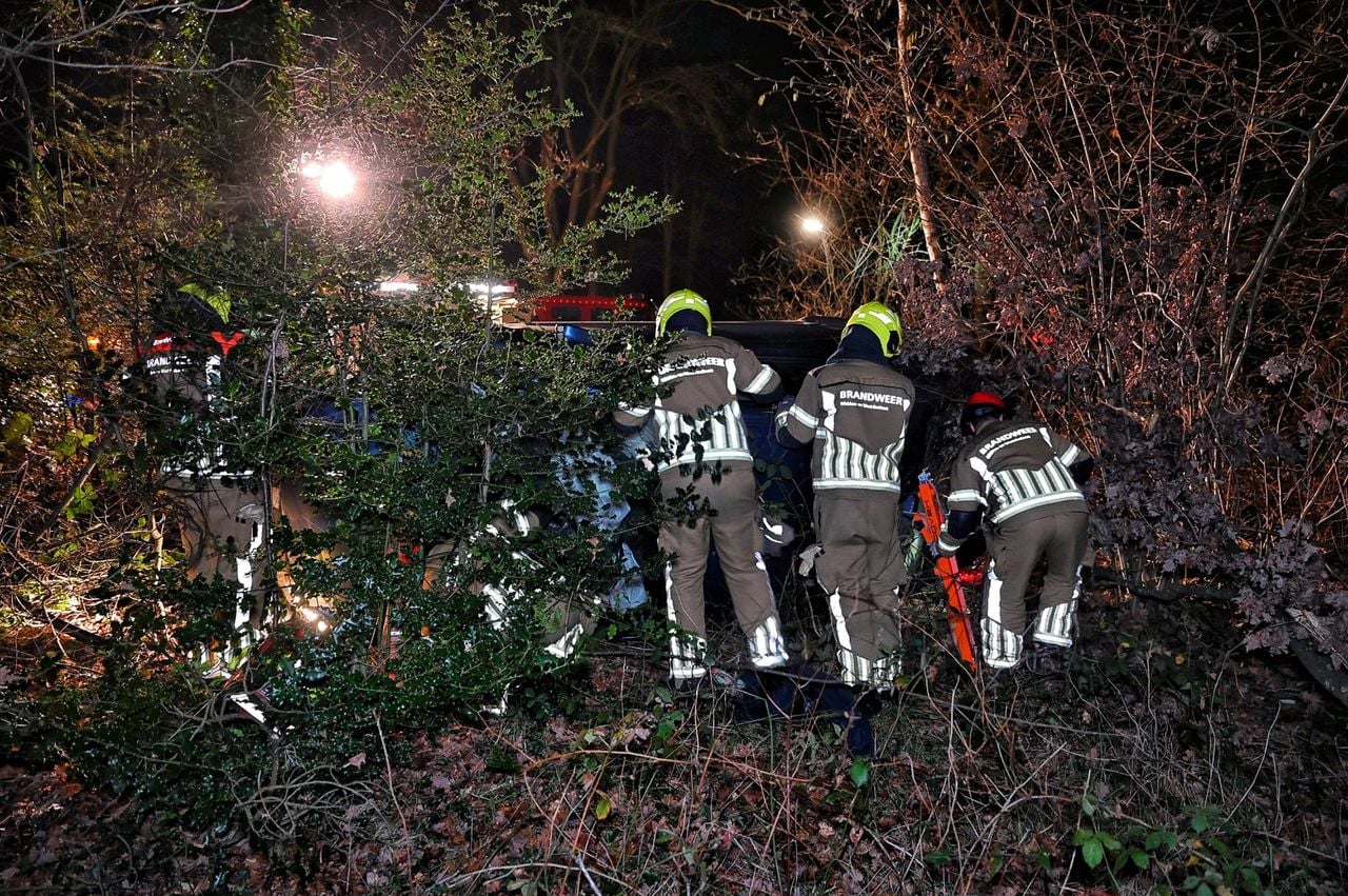De brandweer moest de man uit de auto helpen (foto: Toby de Kort / Persbureau Heitink).