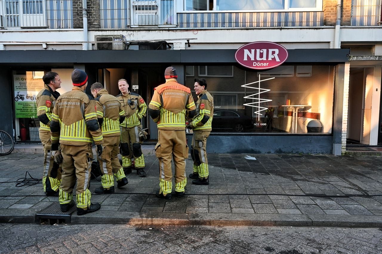 De bovenliggende appartementen werden ontruimd (foto: Toby de Kort / Persbureau Heitink).