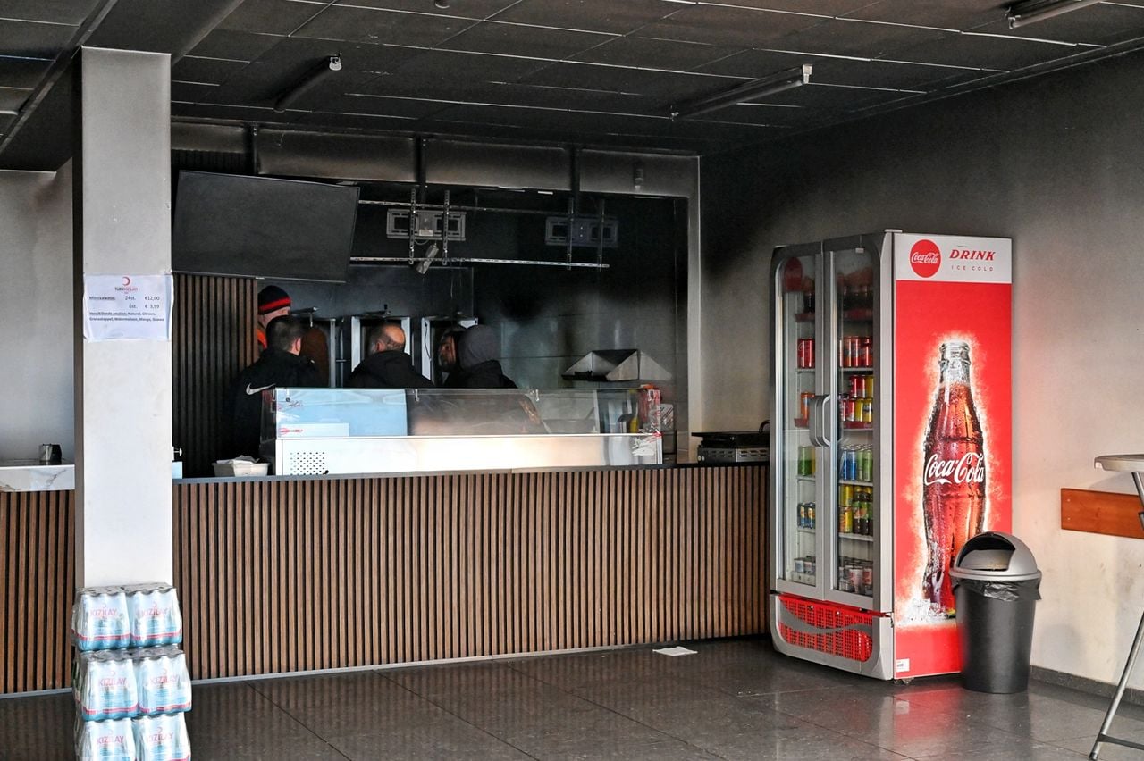 De rook- en roetschade is flink (foto: De bovenliggende appartementen werden ontruimd (foto: Toby de Kort / Persbureau Heitink).