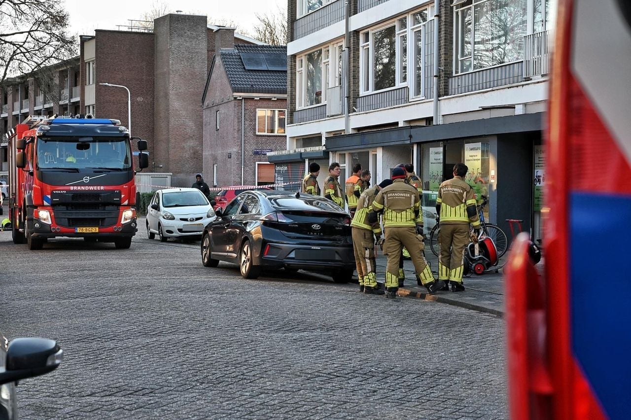 De brandweer heeft het vuur geblust (foto: De rook- en roetschade is flink (foto: De bovenliggende appartementen werden ontruimd (foto: Toby de Kort / Persbureau Heitink).