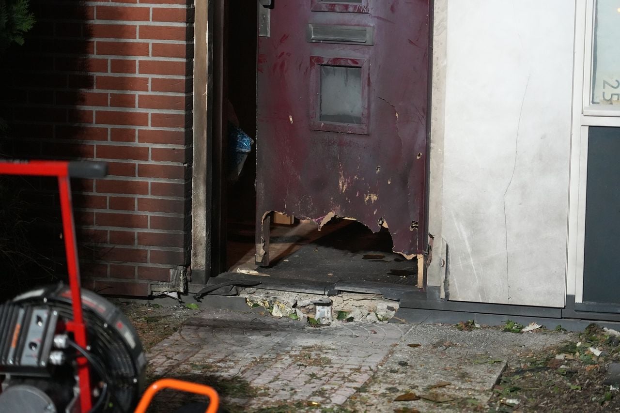 Explosief gaat af bij huis in Oosterhout (foto: Jeroen Stuve/Persbureau Heitink).