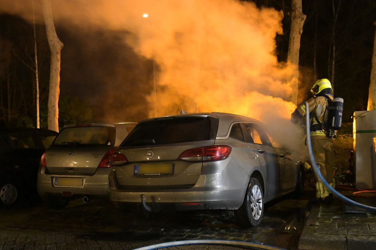 Auto vliegt in brand in Breda (foto: Persbureau Heitink).
