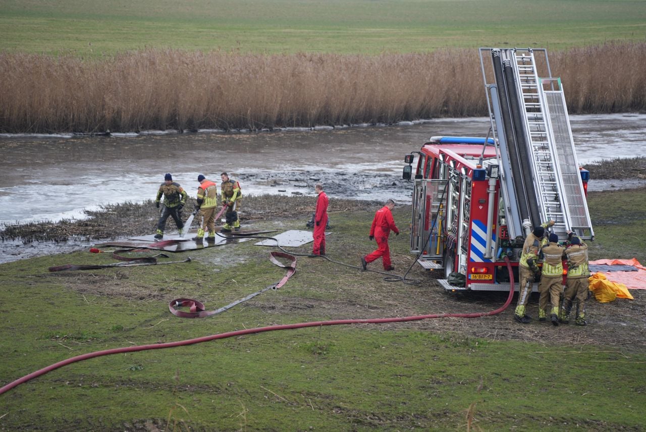 De brandweer moest flink aan de bak om de paarden te redden. (Foto: Erik Haverhals/Persbureau Heitink.)
