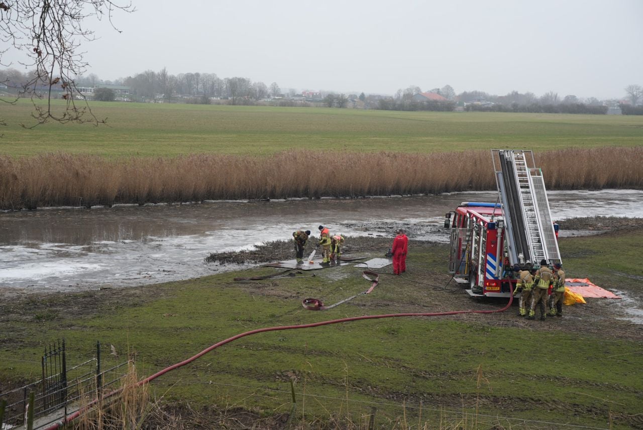 De brandweer moest flink aan de bak om de paarden te redden. (Foto: Erik Haverhals/Persbureau Heitink.)