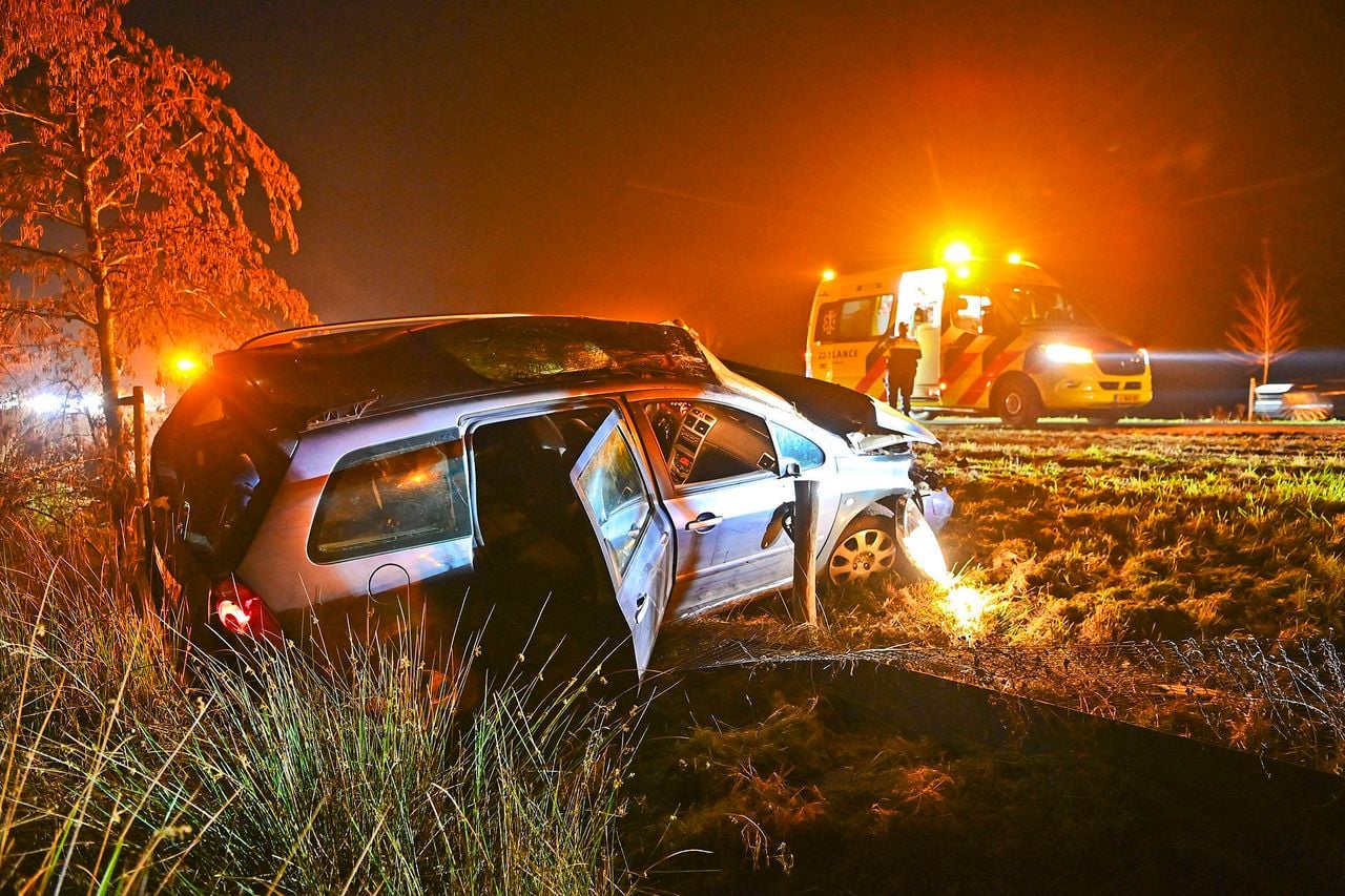 De auto met vier inzittenden ging over de kop op de N69 bij Riethoven. (Foto: Rico Vogels/Persbureau Heitink.) 