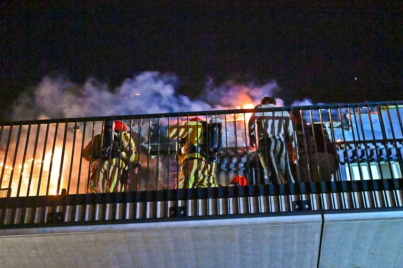 De brandweer zette alles alles om de brand te bestrijden (foto: Rico Vogels/Persbureau Heitink).