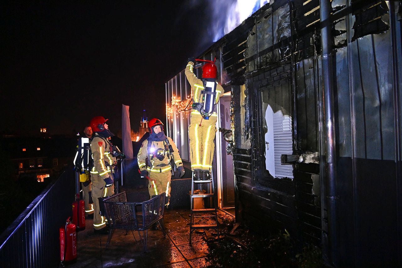 Het appartement is onbewoonbaar geworden door de brand (foto: Persbureau Heitink).