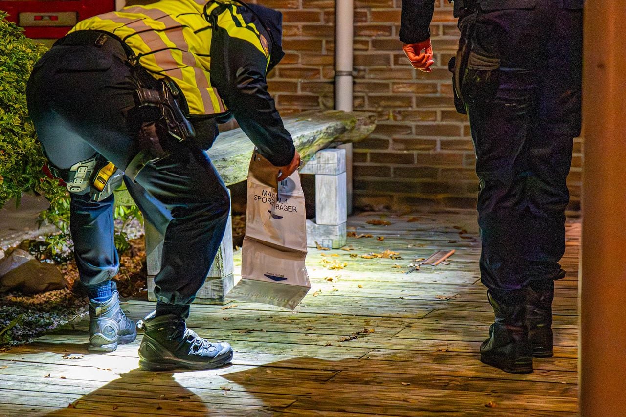 Onderzoek bij het huis in Deurne door de politie (foto: Harrie Grijseels/Persbureau Heitink).