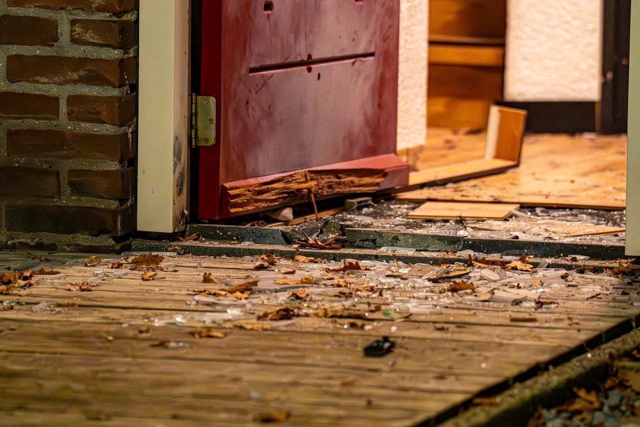 Ook in Deurne veroorzaakte het explosief flinke schade (foto: Harrie Grijseels/Persbureau Heitink).