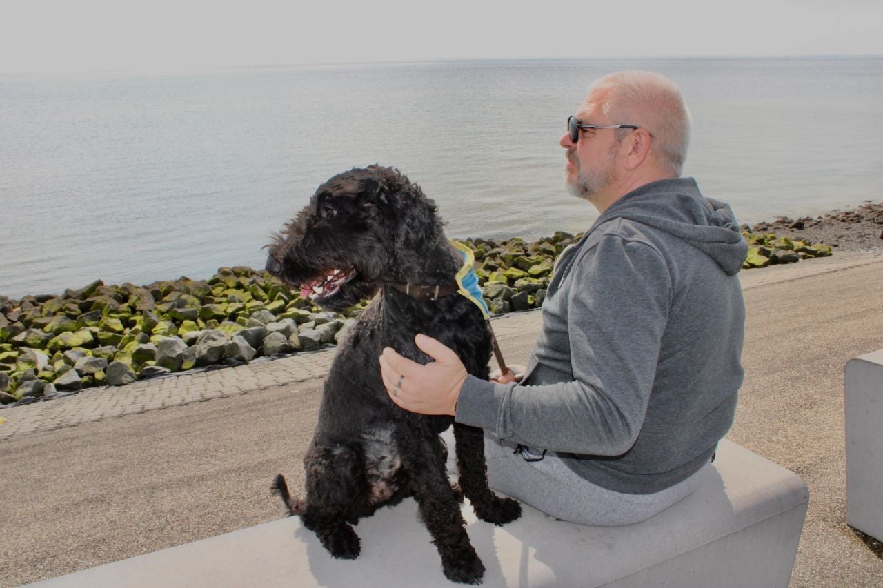 John en zijn huidige hulphond: de labradoodle Olaf (privéfoto).