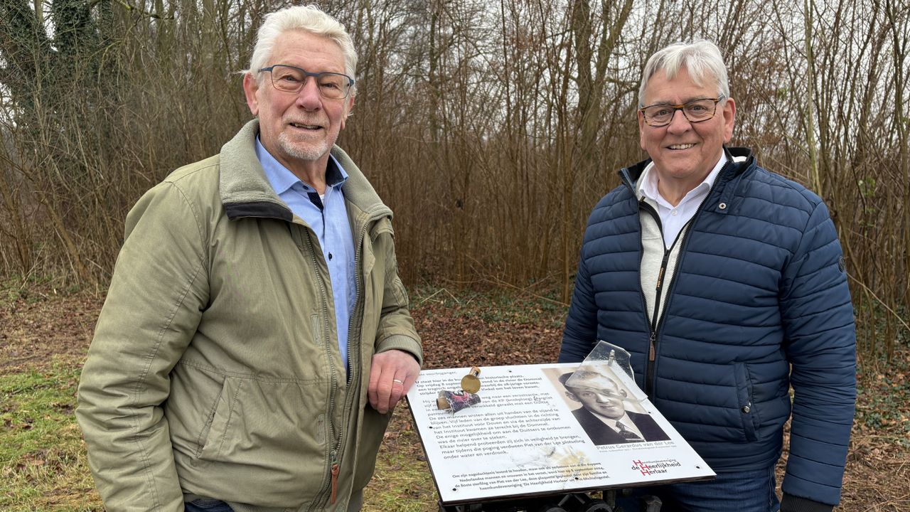Jan en Henk zijn boos over de twee vernielde oorlogsmonumenten naast de Dommel (foto: Wilco Zonneveld).
