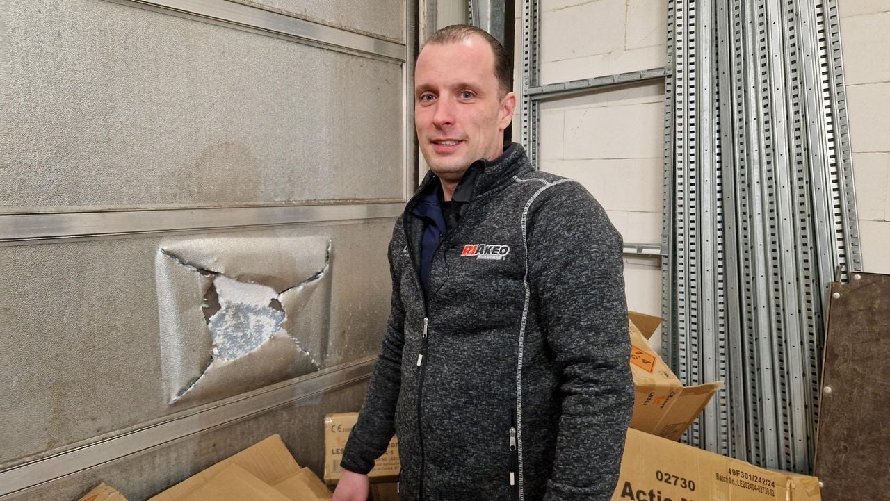 Eigenaar Bart Kuijpers bij de schade