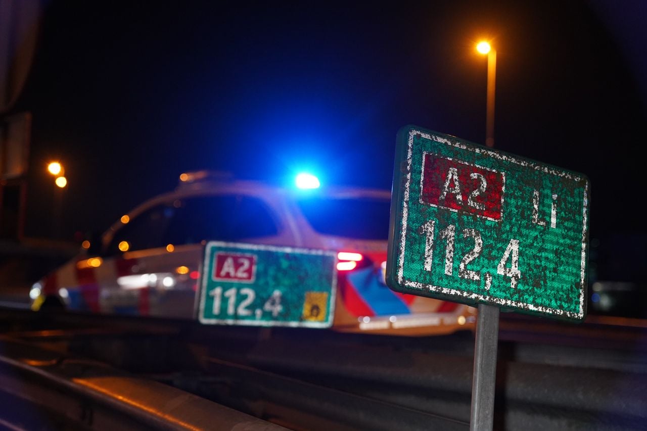 Bij een ongeluk op de A2 in iemand om het leven gekomen (foto: Bart Meesters/Persbureau Heitink).
