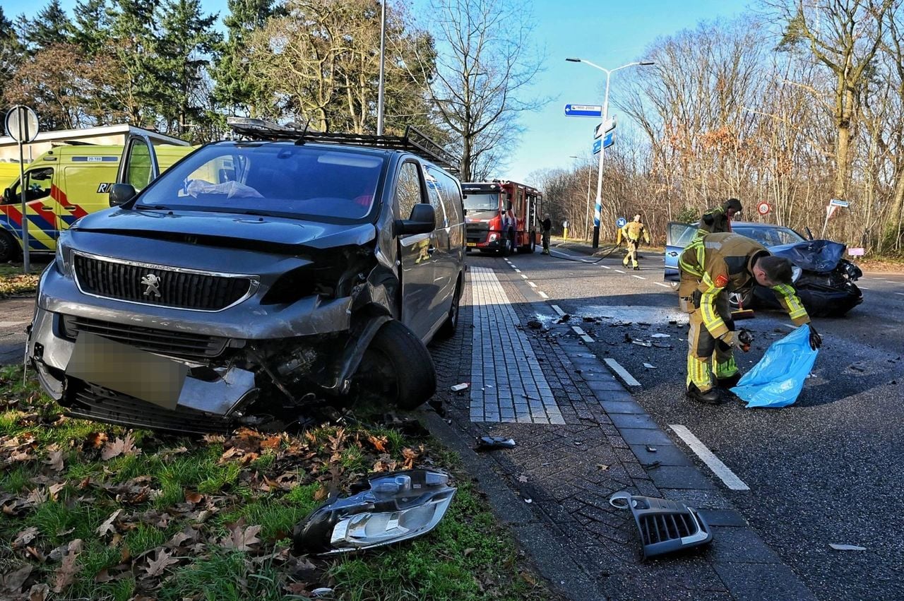 Twee voertuigen raakten flink beschadigd (foto: Toby de Kort / Persbureau Heitink).
