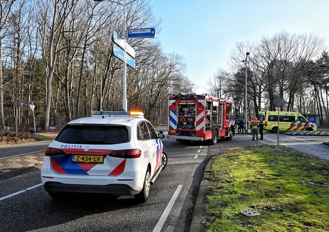Twee voertuigen raakten flink beschadigd (foto: Toby de Kort / Persbureau Heitink).