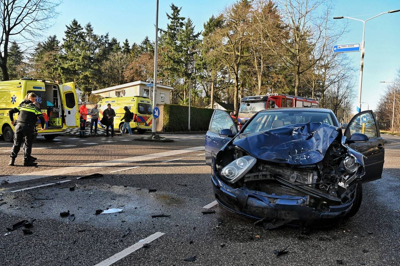Twee voertuigen raakten flink beschadigd (foto: Toby de Kort / Persbureau Heitink).
