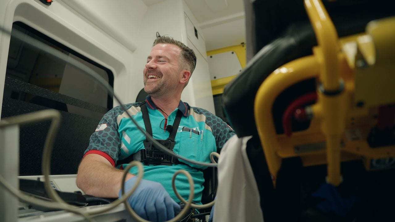 David tijdens een rit met een patiënt in één van de afleveringen van Broederschap (foto: Omroep Brabant). 