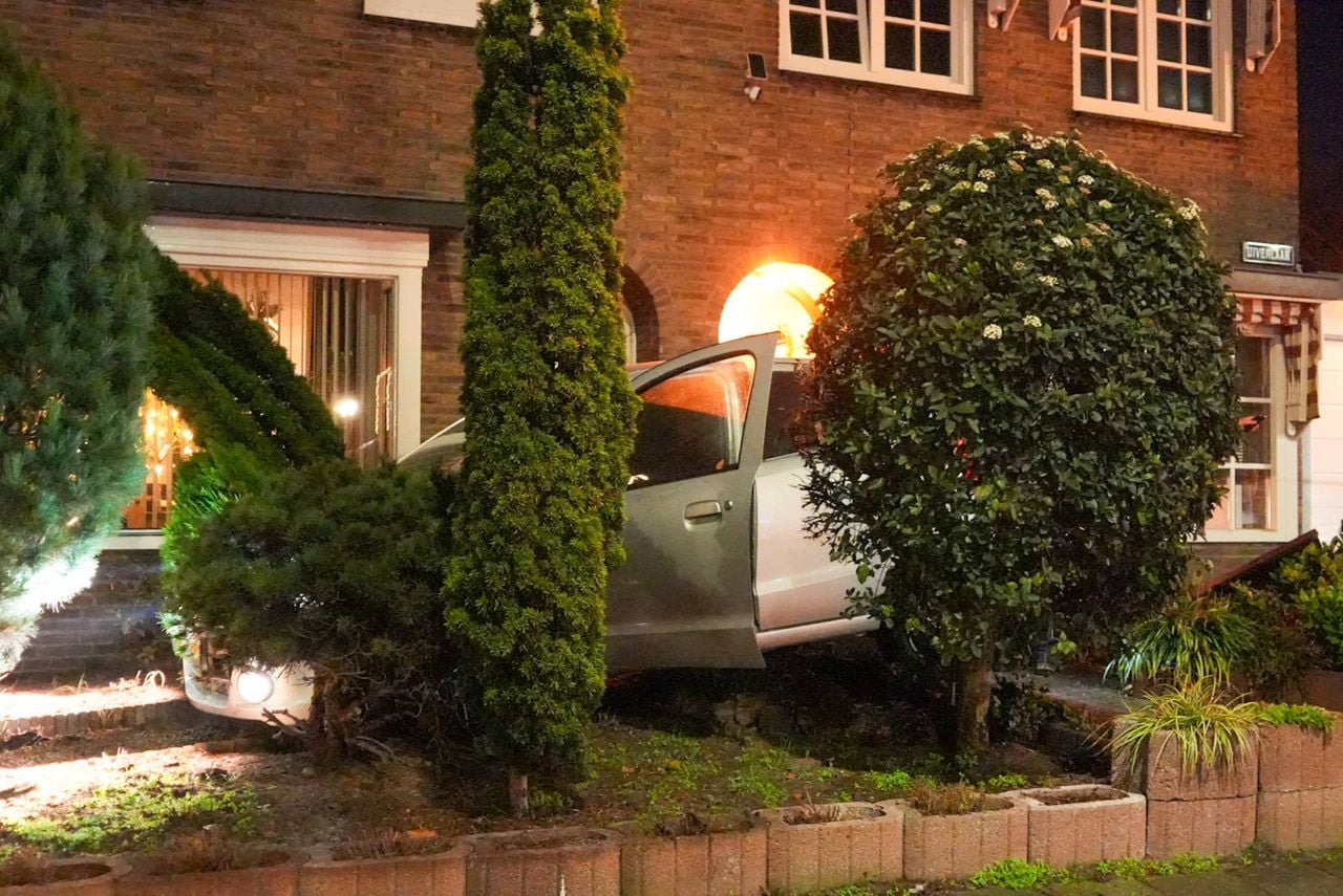 Auto belandt in voortuin twee woningen in Helmond. (Foto: Harrie Grijseels/Persbureau Heitink.)