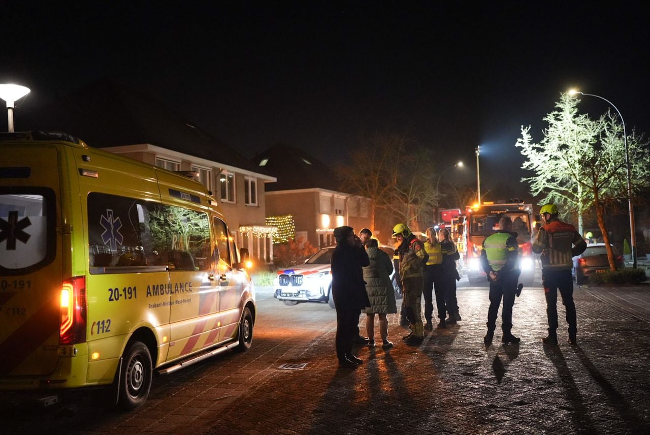 De bewoners van het huis in Waalwijk is in een ambulance naar een ziekenhuis gebracht (foto: Erik Haverhals/Persbureau Heitink).