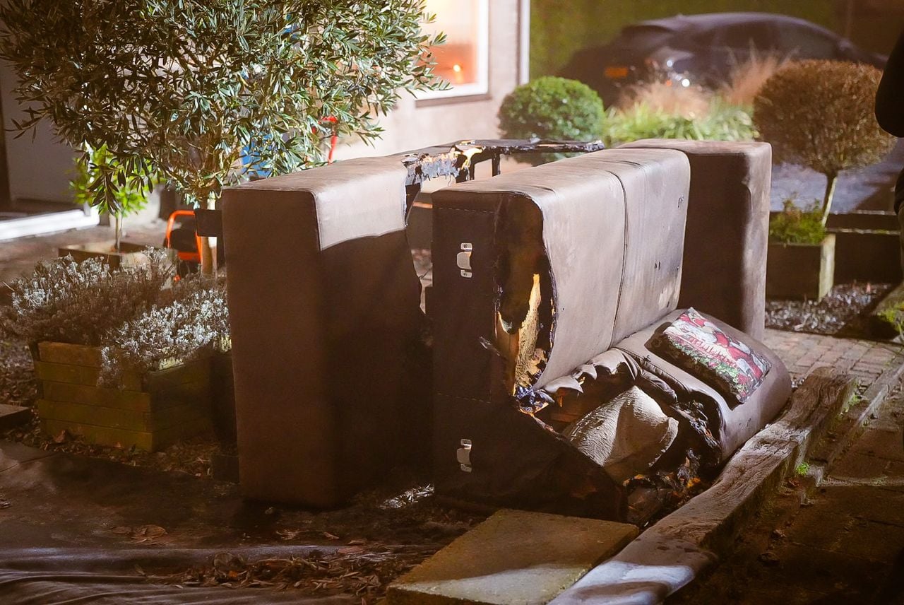 De brand in het huis in Waalwijk zou zijn ontstaan bij een bank in de woonkamer (foto: Erik Haverhals/Persbureau Heitink).