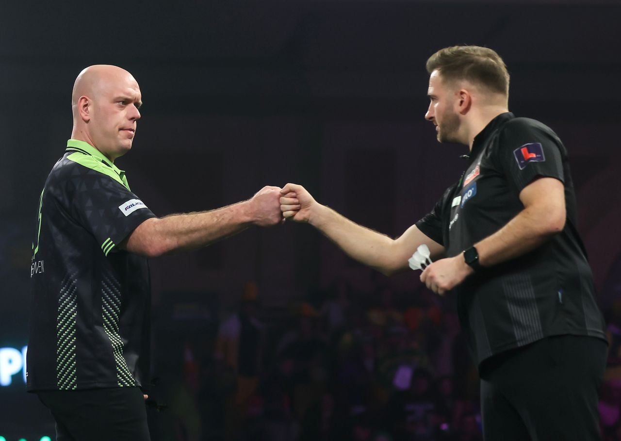 Michael van Gerwen wenst zijn tegenstander Arno Merk succes (foto: PDC).