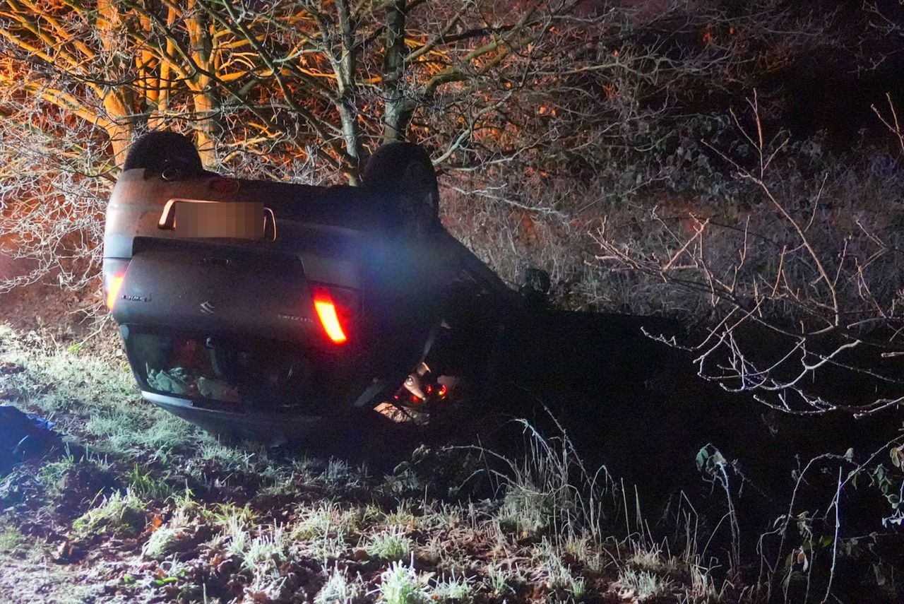 De bestuurder is met de ambulance naar het ziekenhuis gebracht (foto: Harrie Grijseels / Persbureau Heitink).