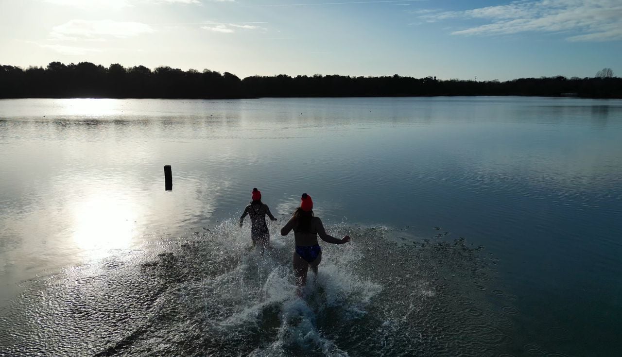 Renate en Courtney hebben alvast een proefduik gemaakt (foto: Rochelle Moes).