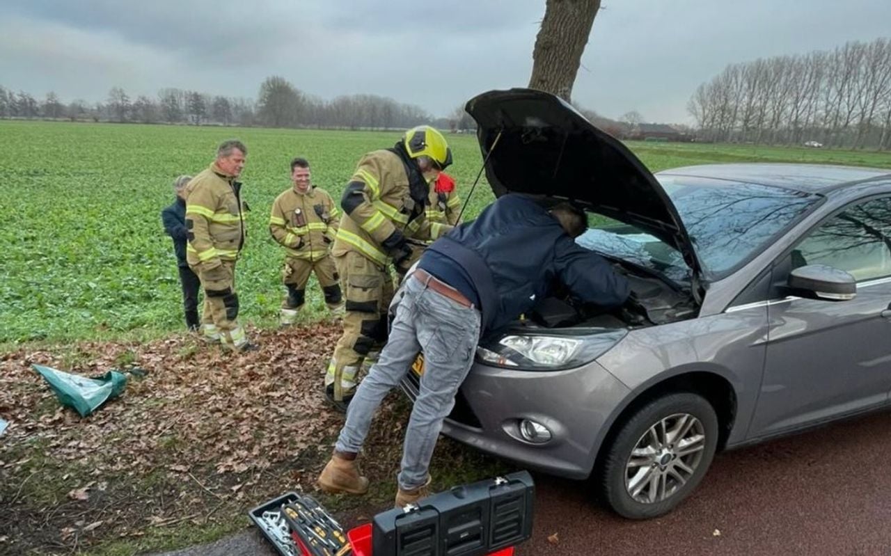 Nadat het wiel van de wagen was gehaald, kon de kat bevrijd worden. (Foto: Brandweer Geffen.)