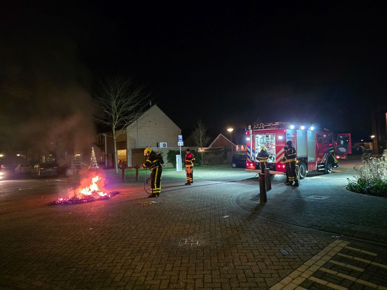 De autobanden gingen in vlammen op (foto: Erik Haverhals/Persbureau Heitink).
