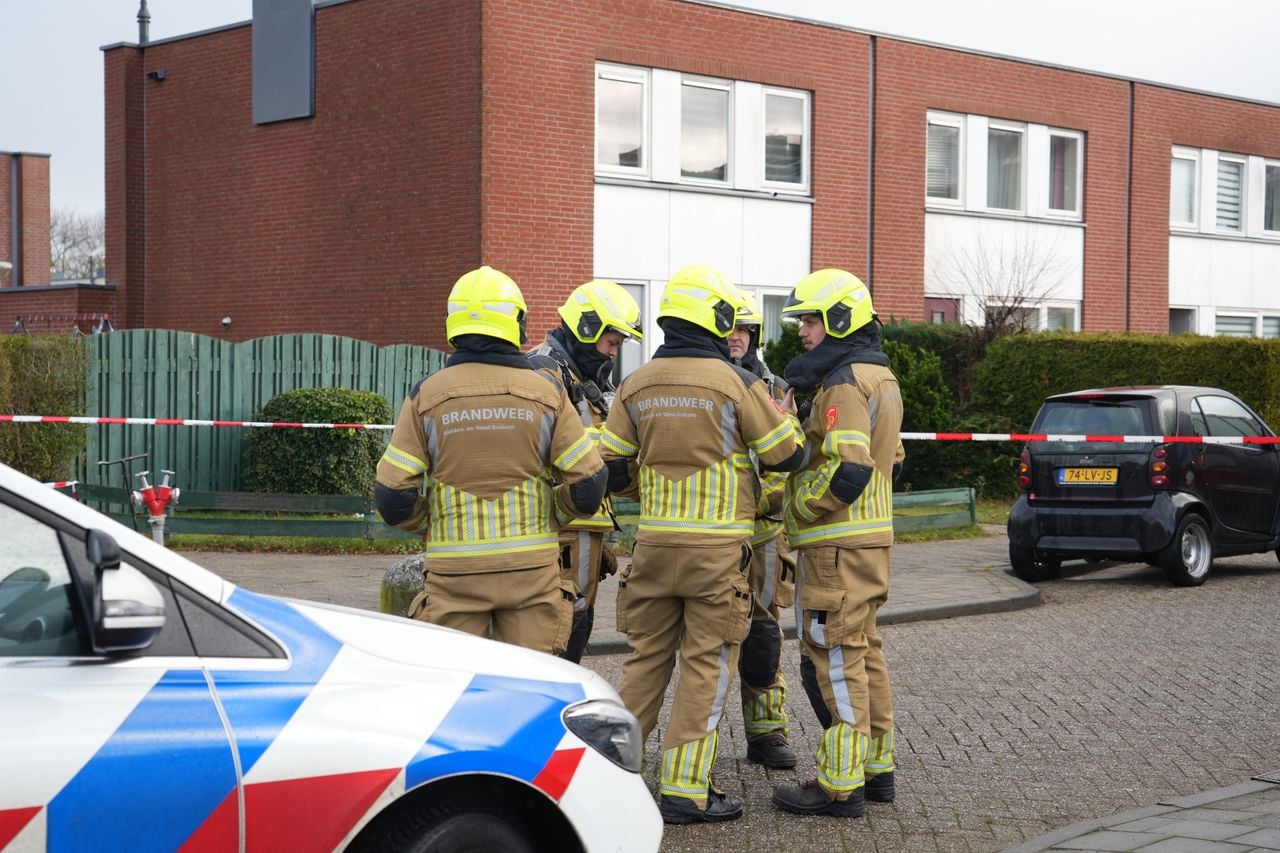 Straat afgezet door explosieven in huis Oosterhout (foto: Jeroen Stuve/Persbureau Heitink).
