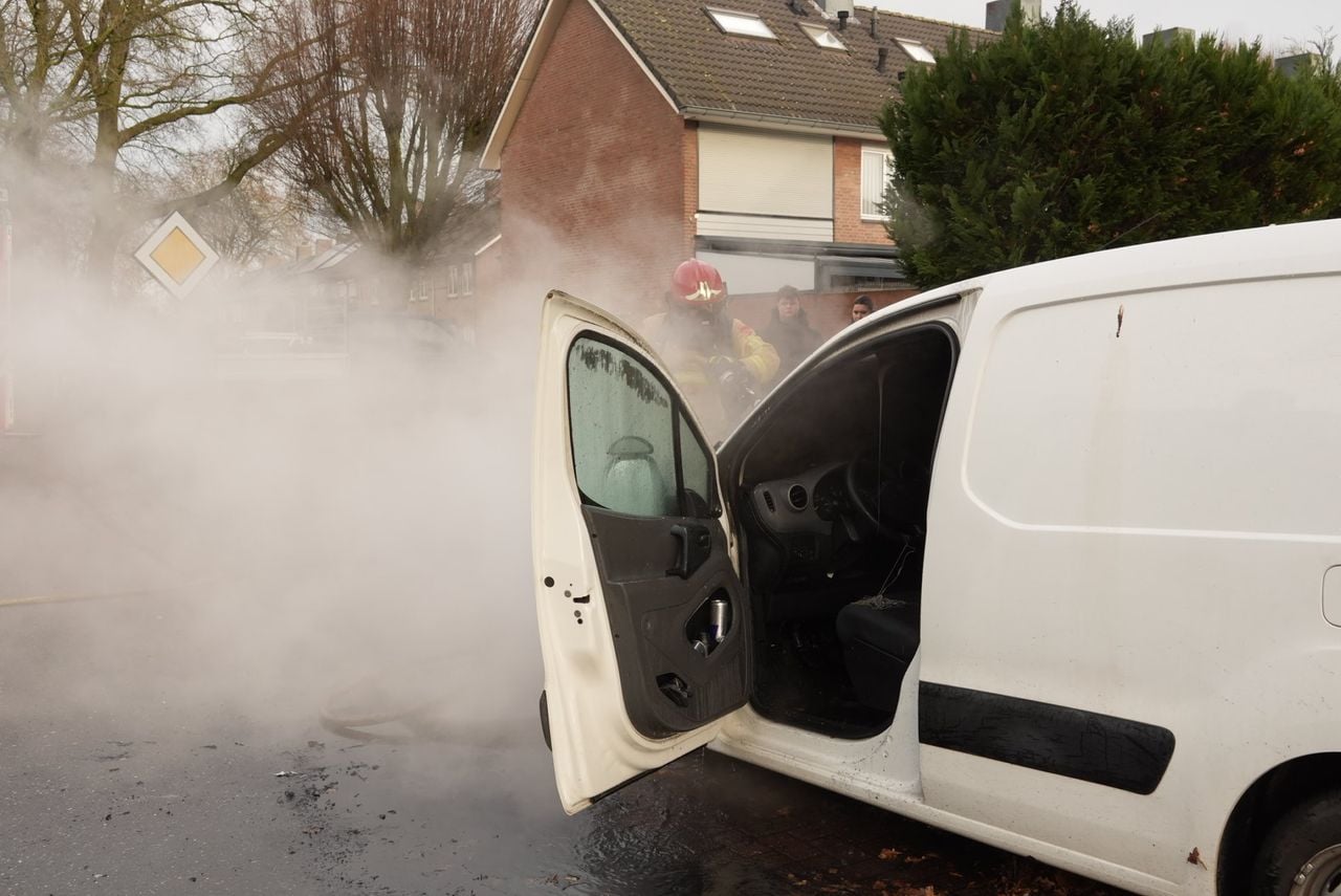 Bestelbus vliegt in brand in Deurne (foto: Harrie Grijseels/Persbureau Heitink).