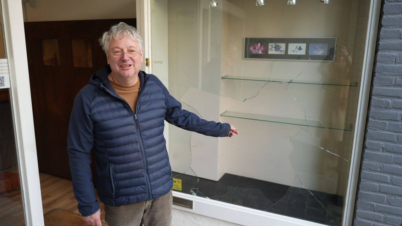 Joost Vlemmix bij een kapotte ruit in zijn juwelierszaak in Ravenstein (foto: Rochelle Moes).