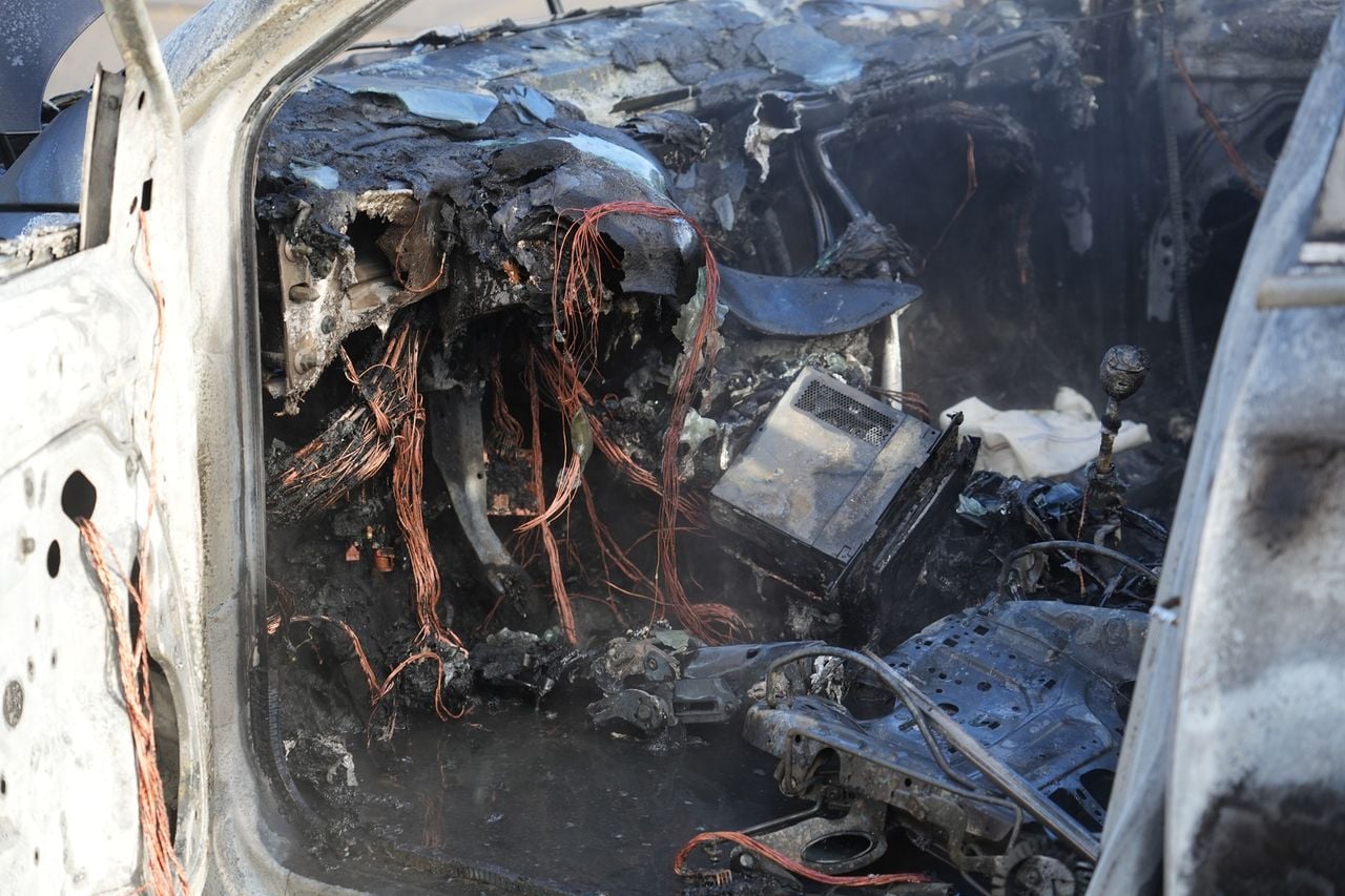 Een auto is volledig uitgebrand in Breda (foto: Jeroen Stuve/Persbureau Heitink).