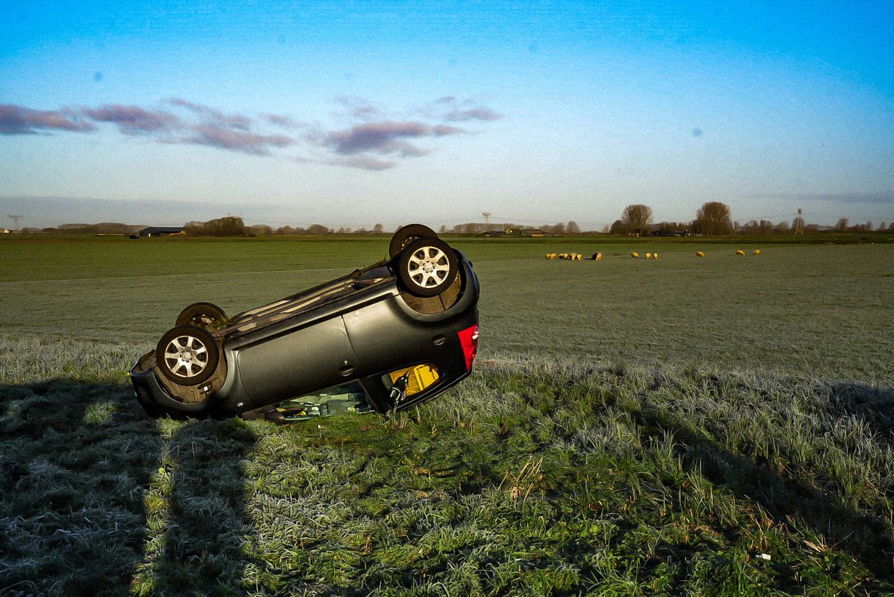 De auto raakte van de weg (foto: Erik Haverhals/Persbureau Heitink).