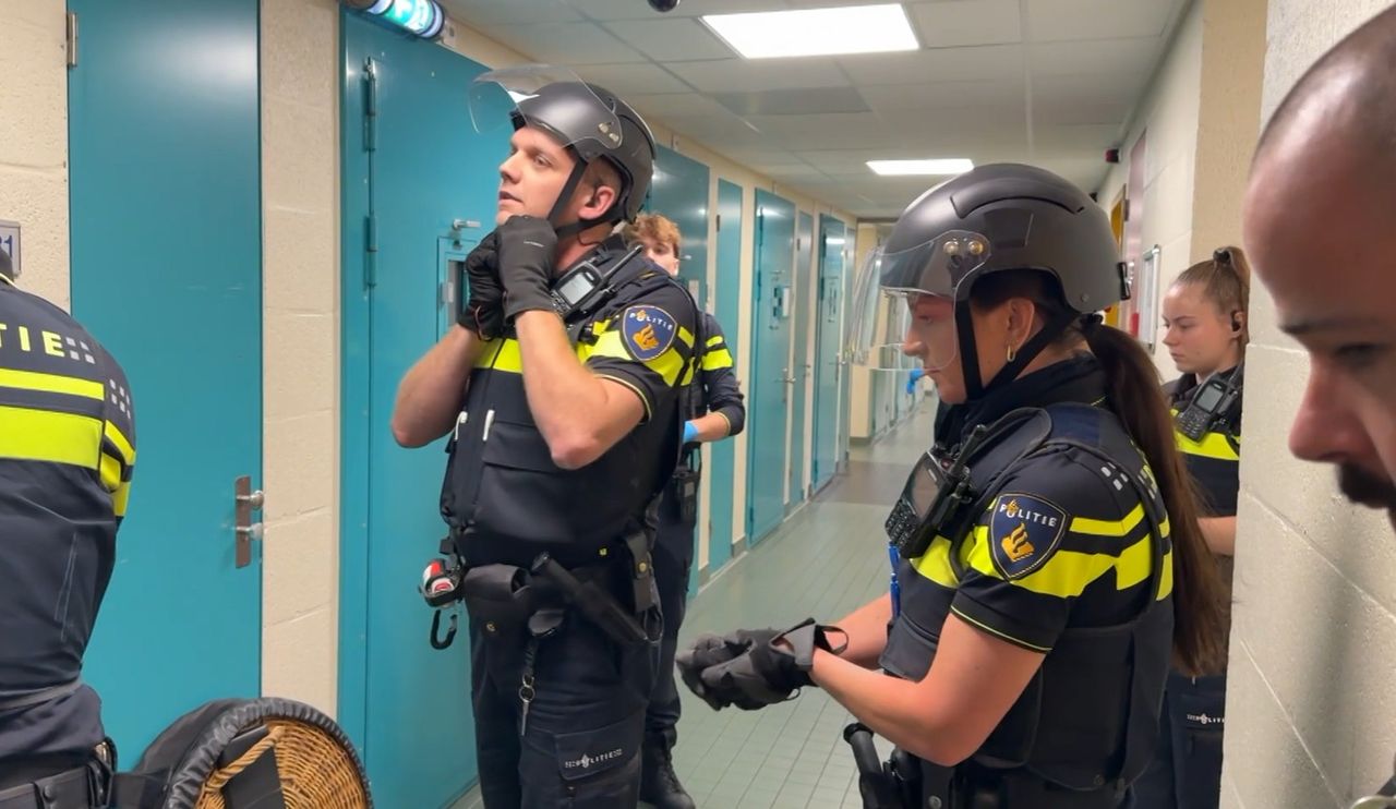 Bart en Marieke betreden een cel om een gevangene onder controle te krijgen in de serie (Foto: Omroep Brabant.)