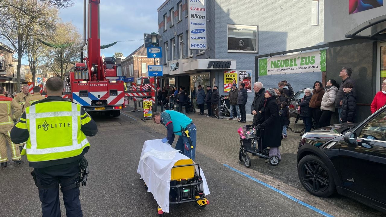 Een traumahelikopter landde midden in het centrum van Deurne. (Foto: Harrie Grijseels/Persbureau Heitink.)