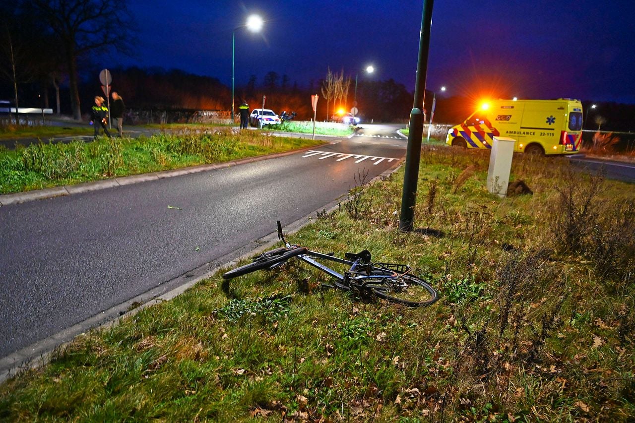 De fiets kwam na de botsing meters verderop terecht (foto: Rico Vogels/Persbureau Heitink).