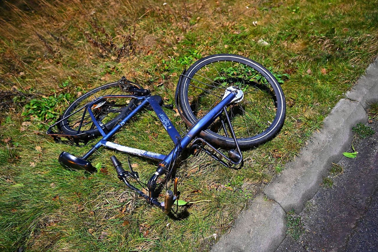 De fiets die bij het ongeluk in Bergeijk betrokken was (foto: Rico Vogels/Persbureau Heitink).
