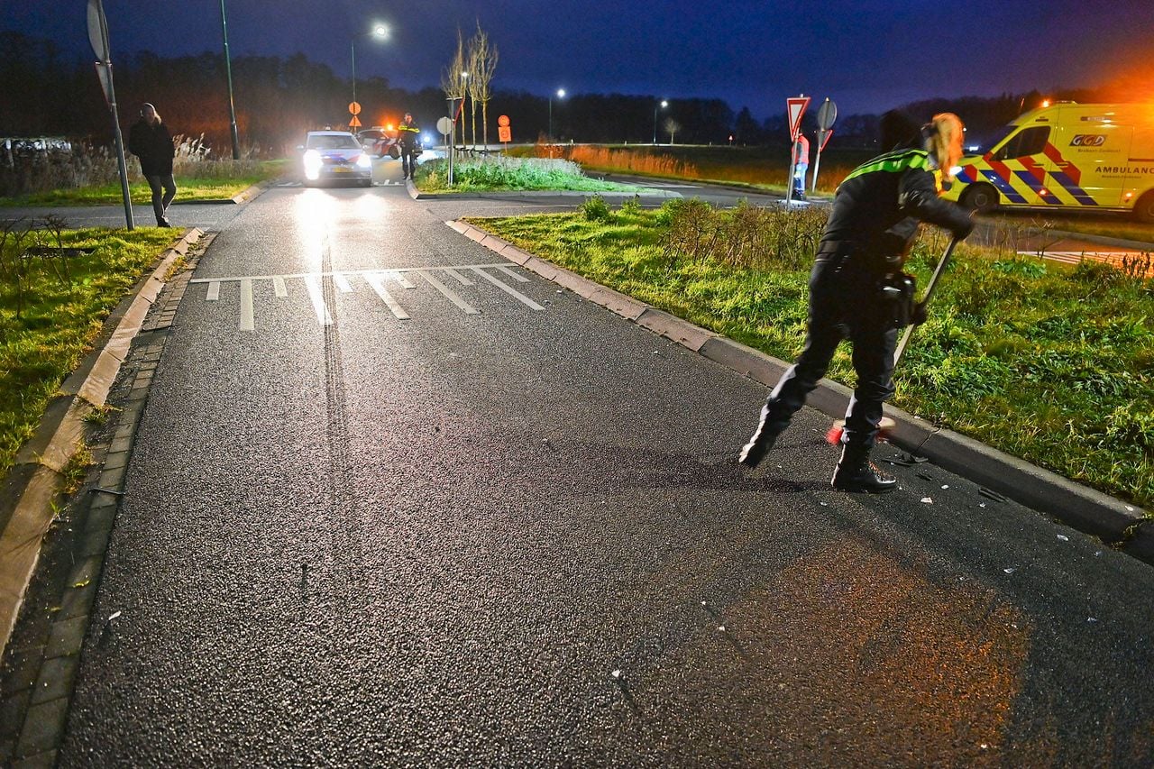 De politie ging direct aan de slag na de botsing in Bergeijk (foto: Rico Vogels/Persbureau Heitink).