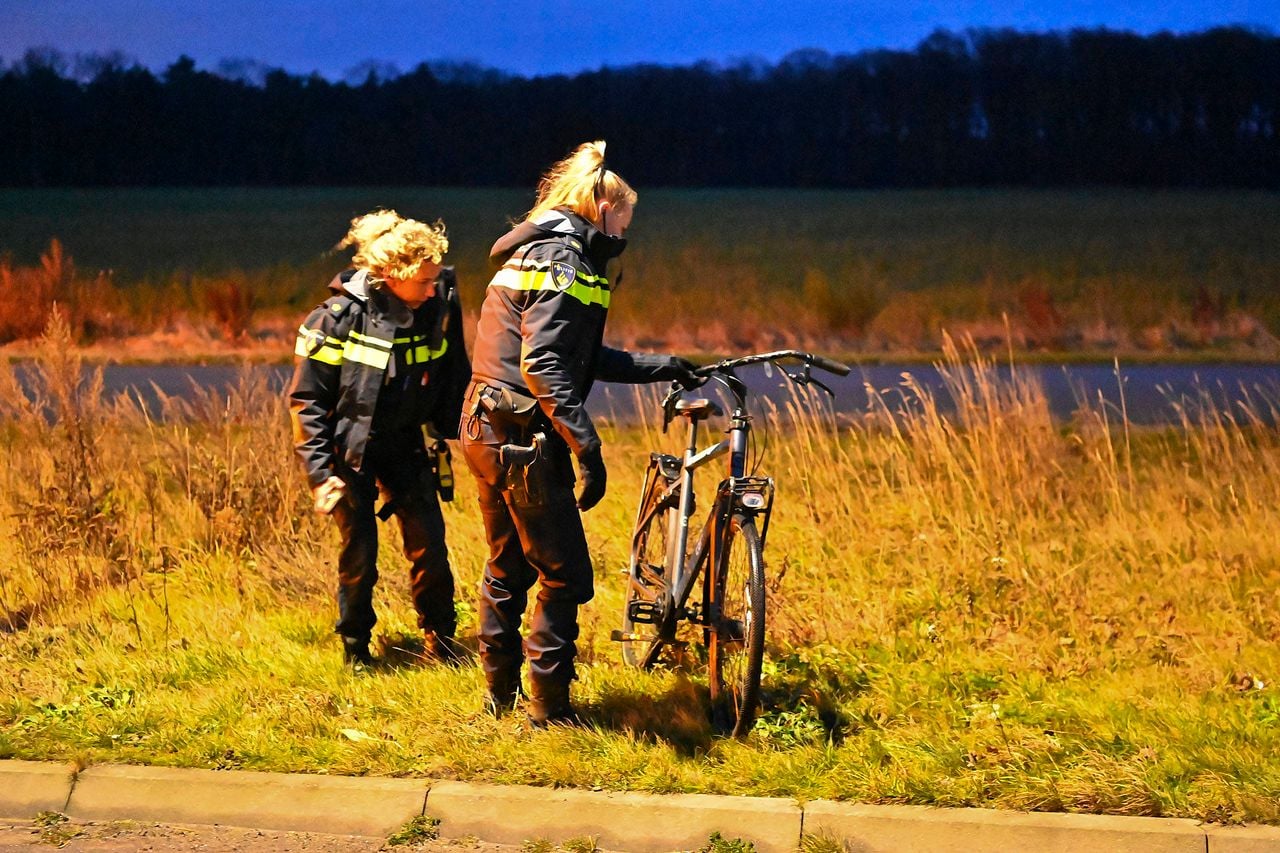 Agenten ontfermen zich over de fiets (foto: Rico Vogels/Persbureau Heitink).
