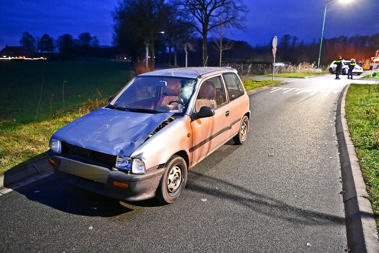 De wagen was zwaar beschadigd na de botsing (foto: Rico Vogels/Persbureau Heitink).