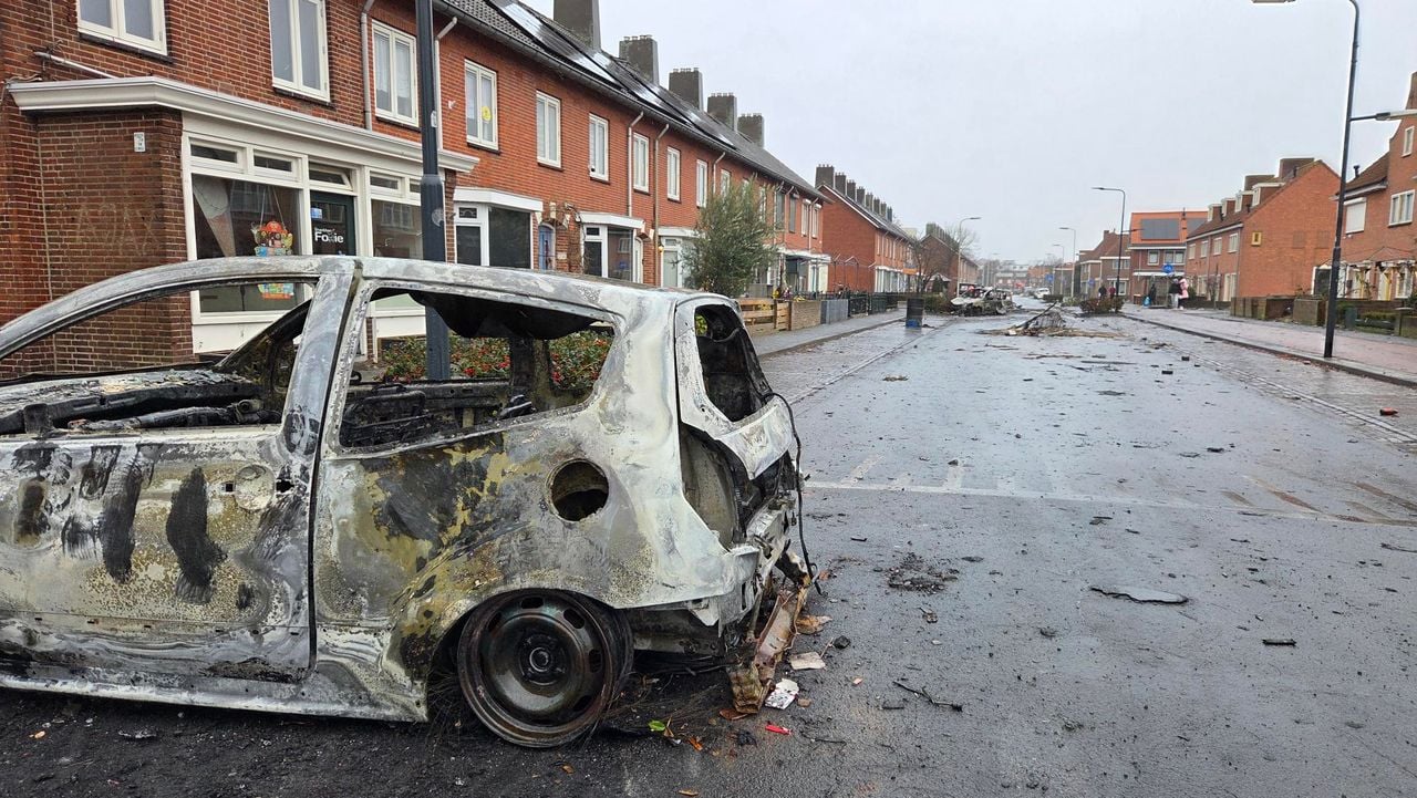 Zo ziet de Ahornstraat eruit na de gewelddadig verlopen oudjaarsnacht.