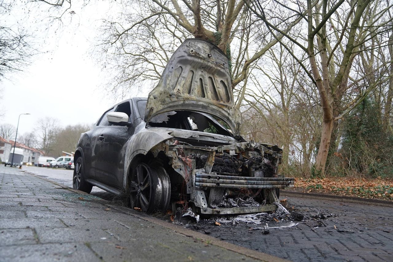Het wrak wacht om opgehaald te worden (foto: Bart Meesters/Persbureau Heitink).