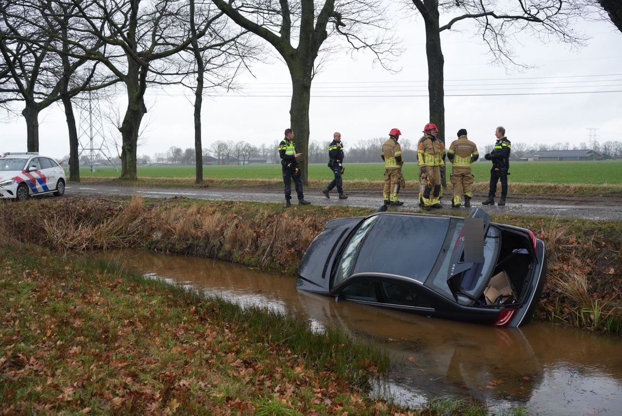 Auto te water, bestuurder is al vertrokken (foto: Erik Haverhals / Persbureau Heitink).