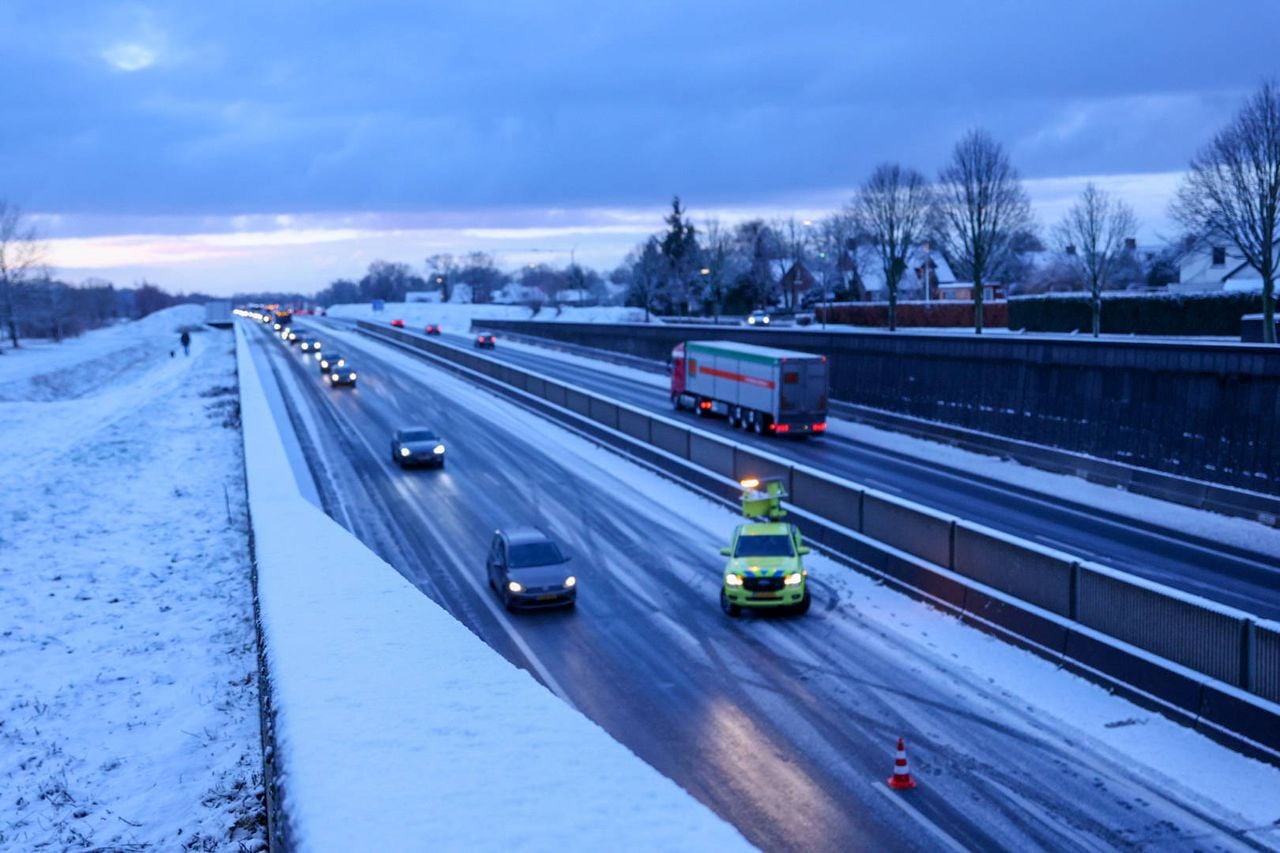 Op de snelweg ligt sneeuw, waardoor het erg glad kan zijn (foto: Addy Smits/Persbureau Heitink).