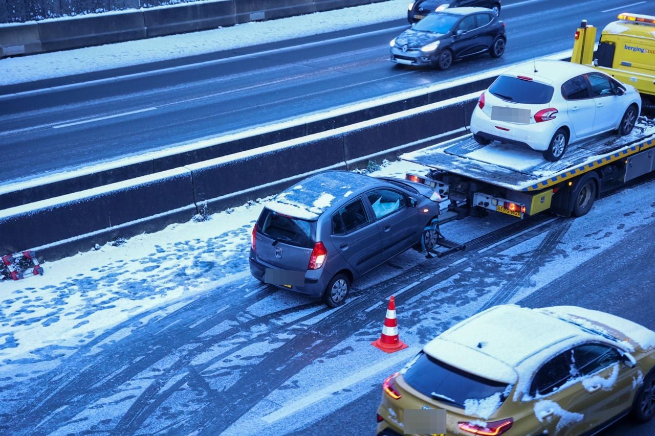De auto is meegenomen door een bergingsbedrijf (foto: Addy Smits/Persbureau Heitink).