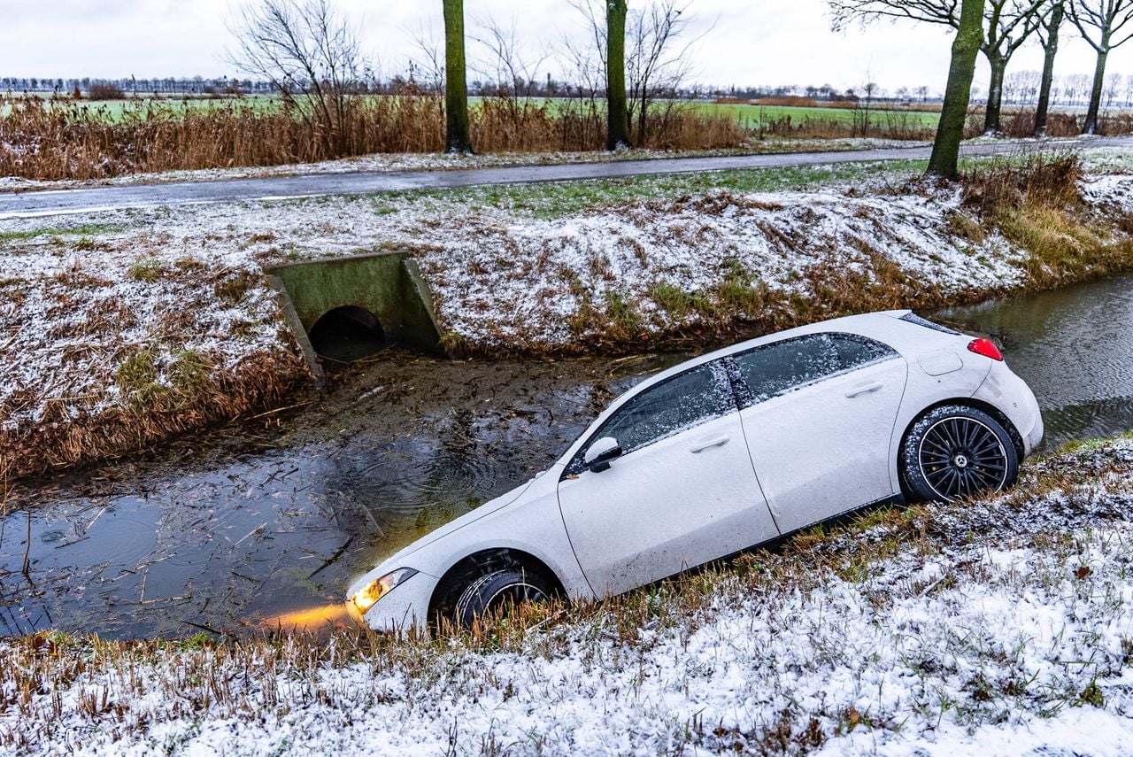 Door sneeuwval is het glad op de weg (foto: Lucas Lammers/Persbureau Heitink).