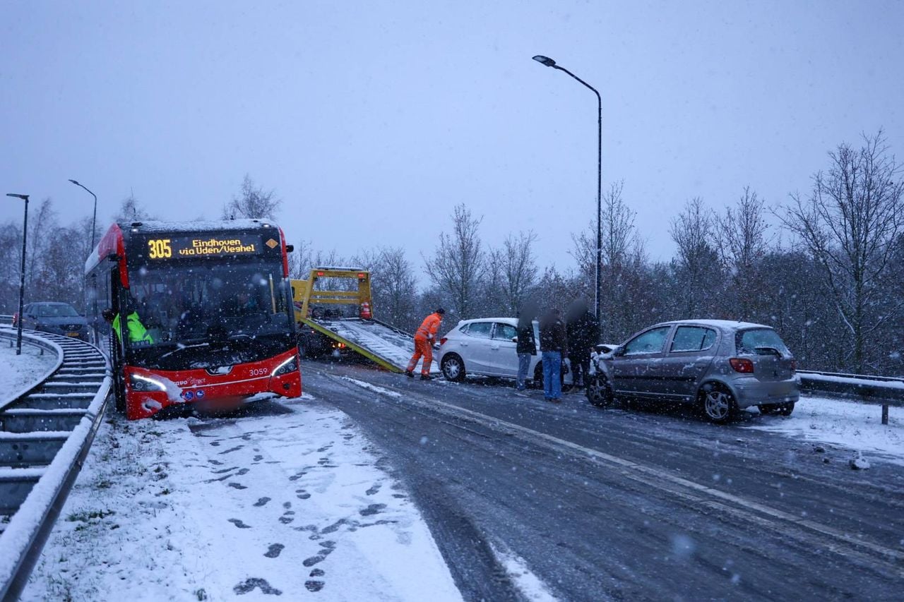 De bus moest uitwijken voor een ongeluk en kwam hierdoor zelf in de problemen (foto: Addy Smits/Persbureau Heitink).