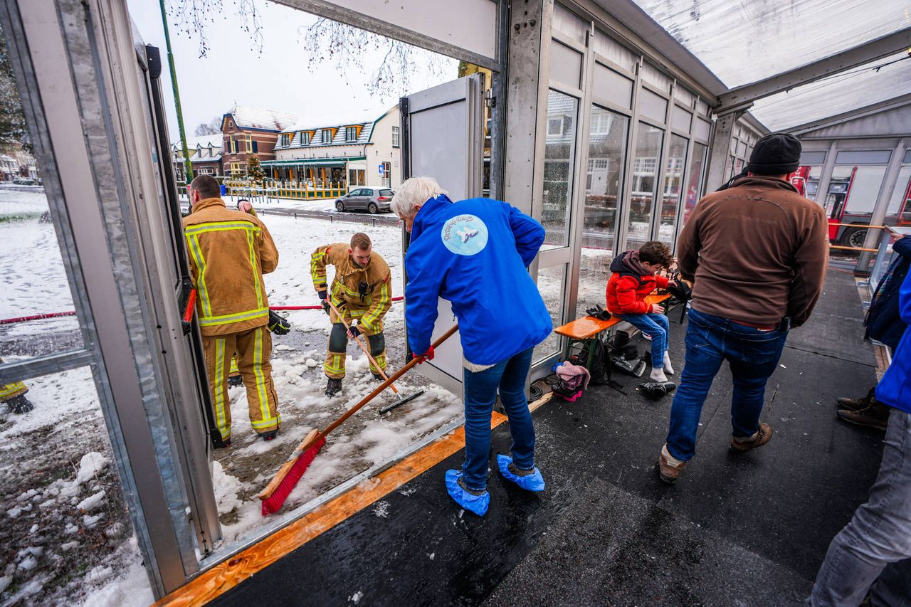 De brandweer helpt de ijsbaan met het weghalen van het sneeuwpak (foto: Persbureau Heitink).