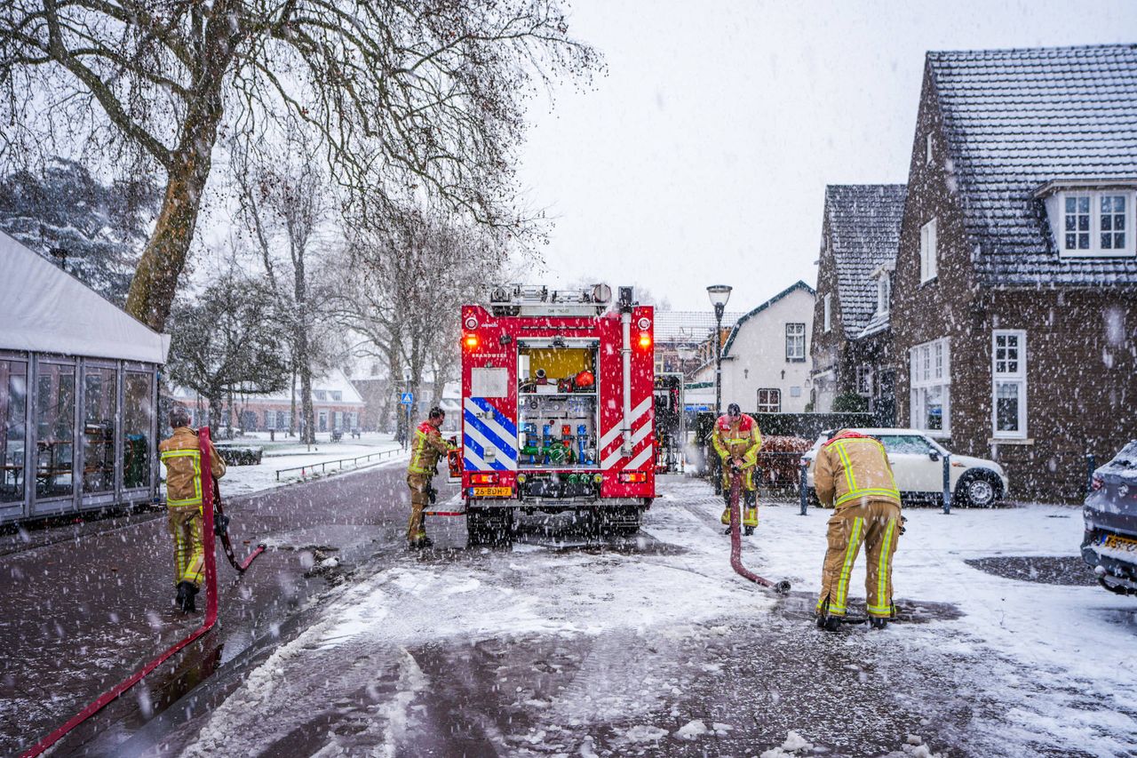 De brandweer werd opgeroepen om het sneeuwpak van het dak af te halen (foto: Persbureau Heitink).